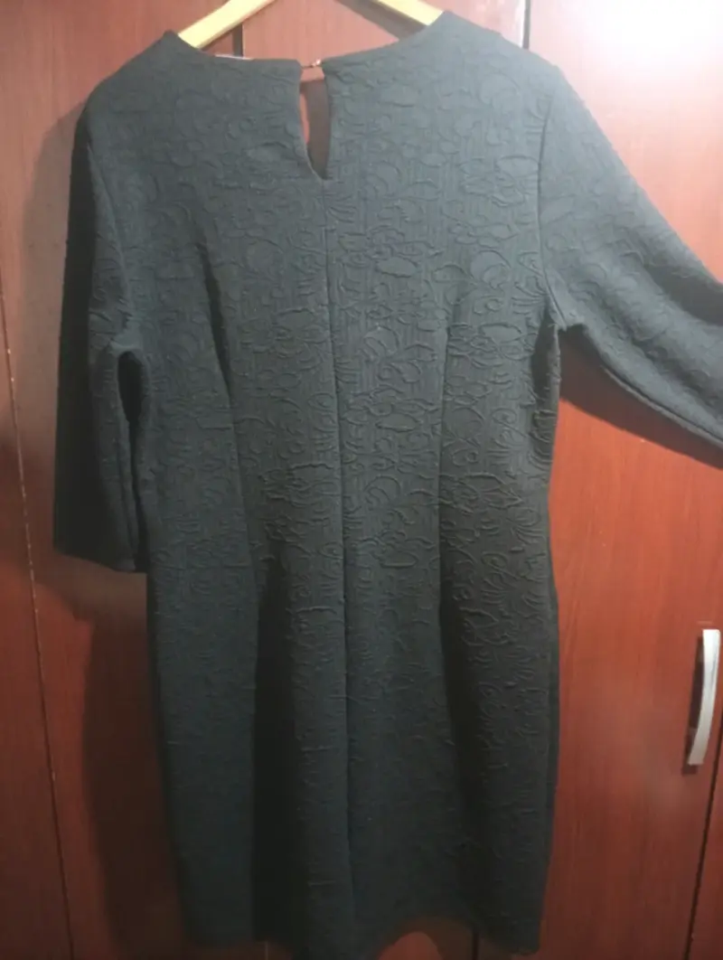 Vestido negro elegante con detalle de cadena - 2