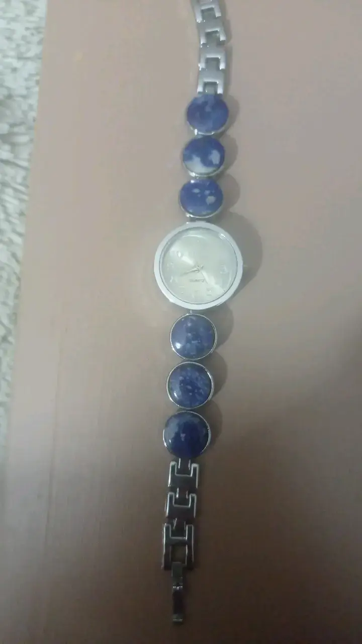 Reloj de pulsera con piedras azules