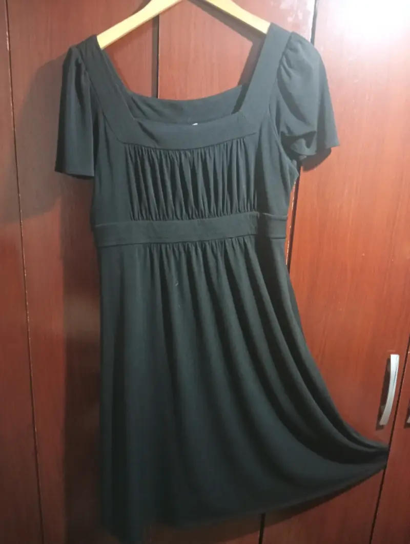 Vestido negro elegante para mujer - 1
