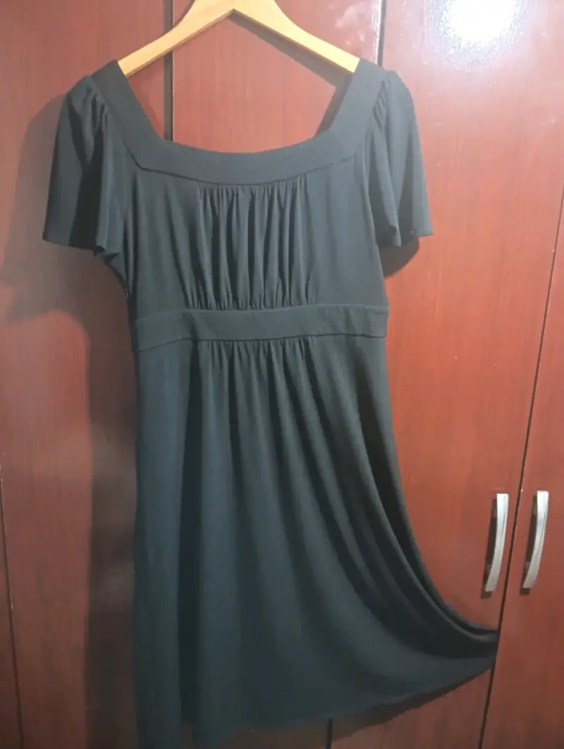 Vestido negro elegante para mujer - 2