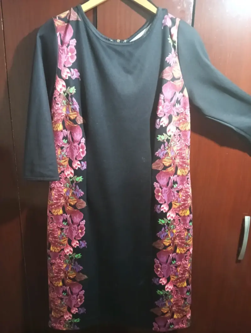 Vestido azúl con estampado floral - 1