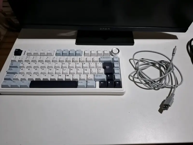 Teclado mecánico compacto con cable USB