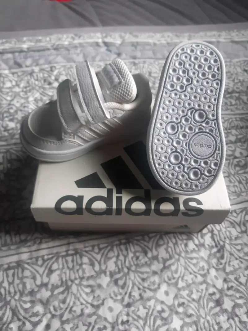 Zapatillas blancas para bebé Adidas con velcro