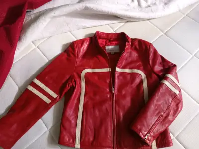 Chaqueta de cuero roja con detalles blancos - miniatura 1