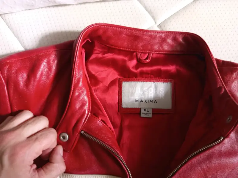 Chaqueta de cuero roja con detalles blancos - 2