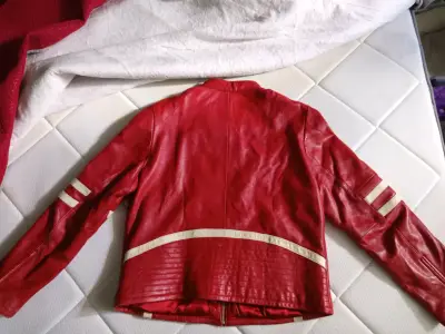 Chaqueta de cuero roja con detalles blancos - miniatura 3