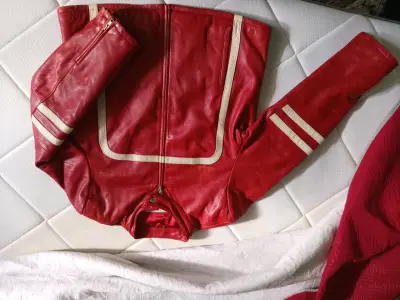 Chaqueta de cuero roja con detalles blancos - miniatura 4