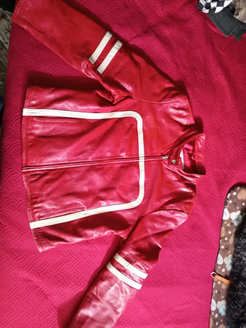 Chaqueta de cuero roja con detalles blancos - 5