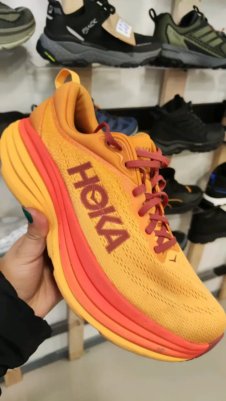 Zapatillas running Hoka color naranja y rojo