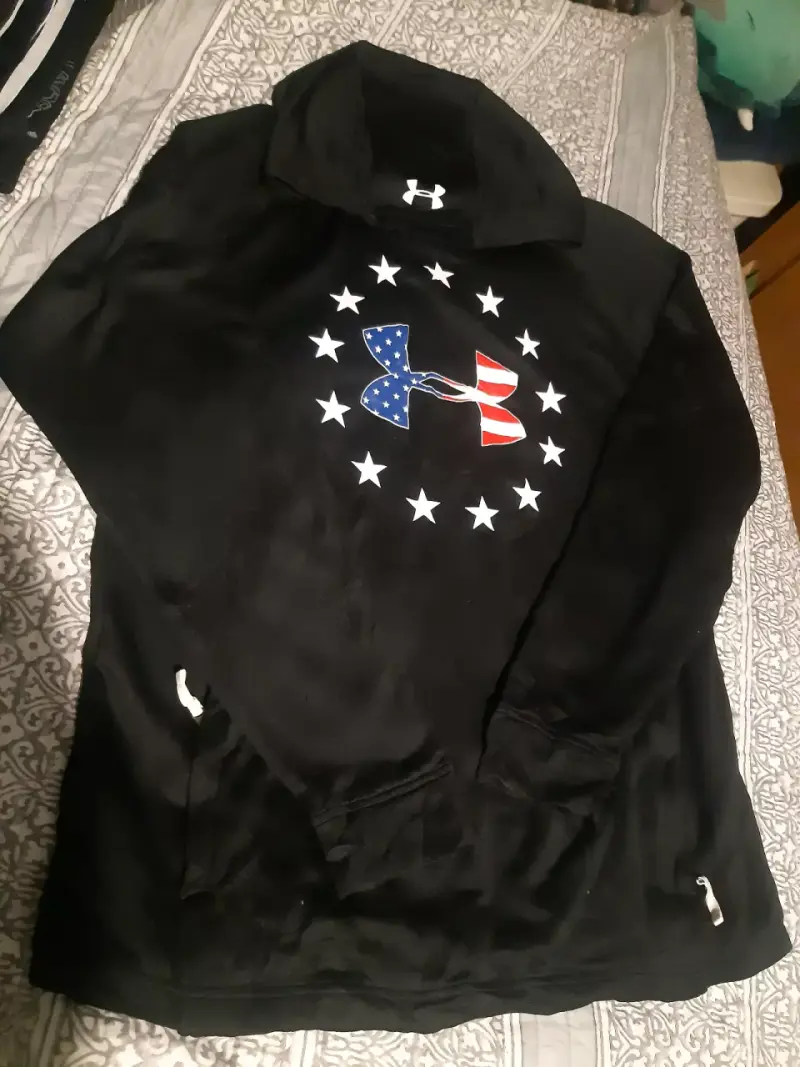 Polerón negro Under Armour con diseño de estrellas