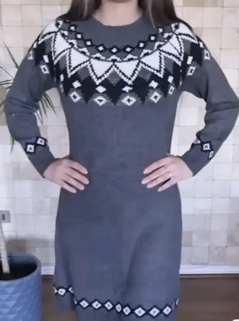 Vestido de lana gris con diseño geométrico