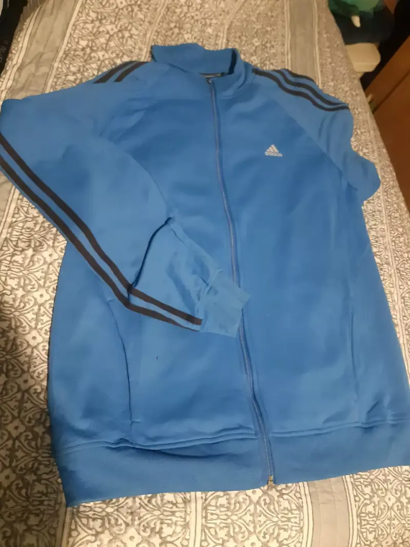 Chaqueta deportiva celeste Adidas con cierre