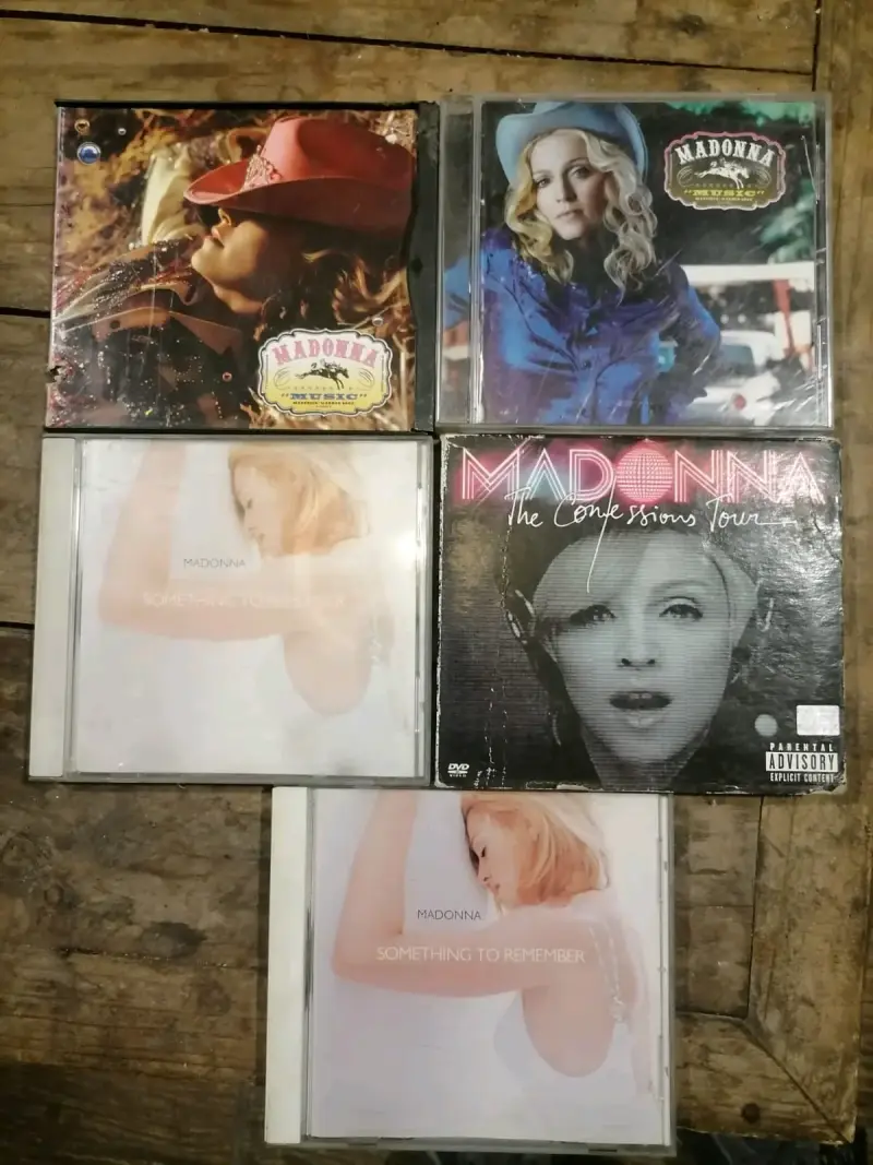 Colección de CDs de música pop de artistas icónicos - 4
