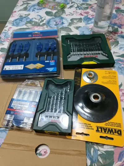 Set de brocas y accesorios Bosch y Dewalt - miniatura 1