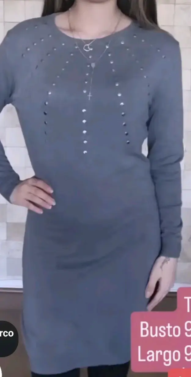 Vestido gris con detalles de tachas