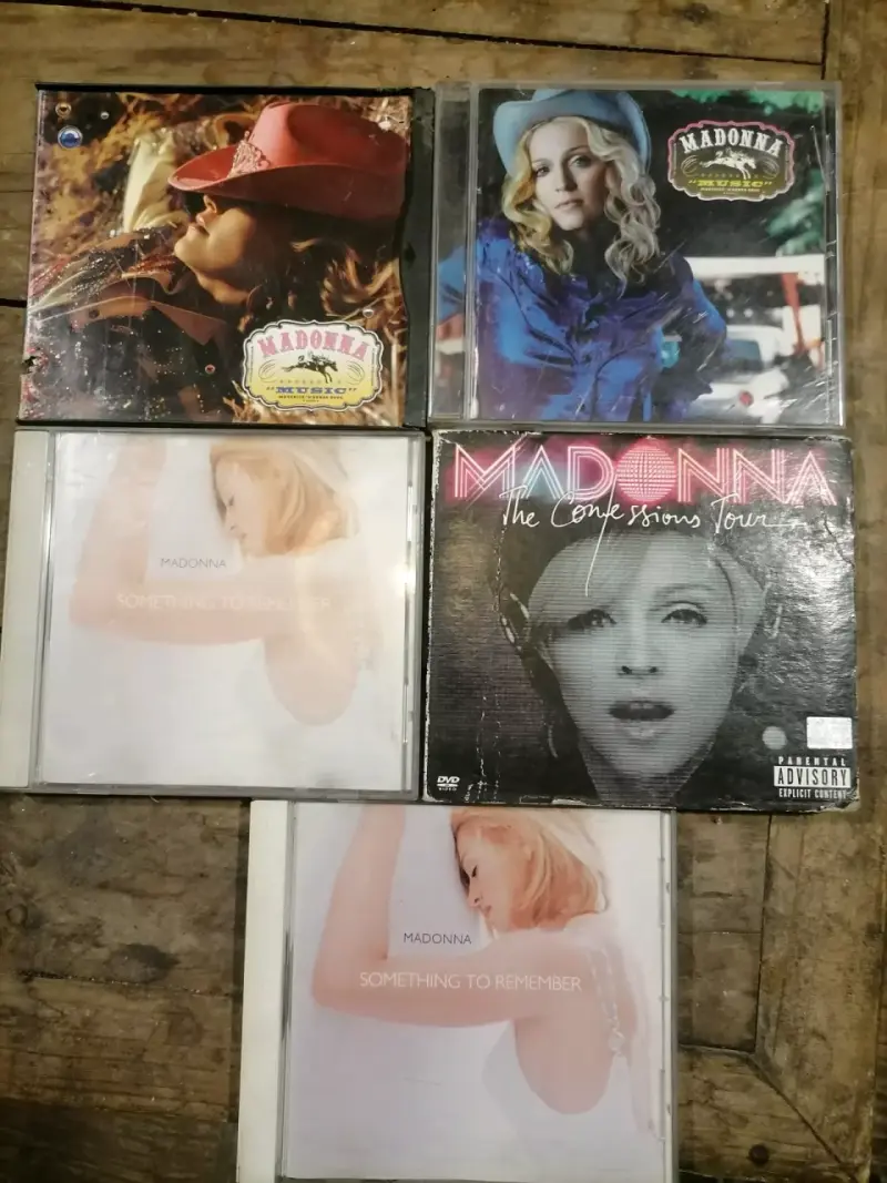 Colección de CDs de música pop de artistas icónicas - 3