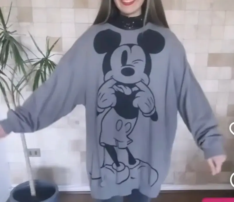 Polerón oversize gris con estampado de Mickey