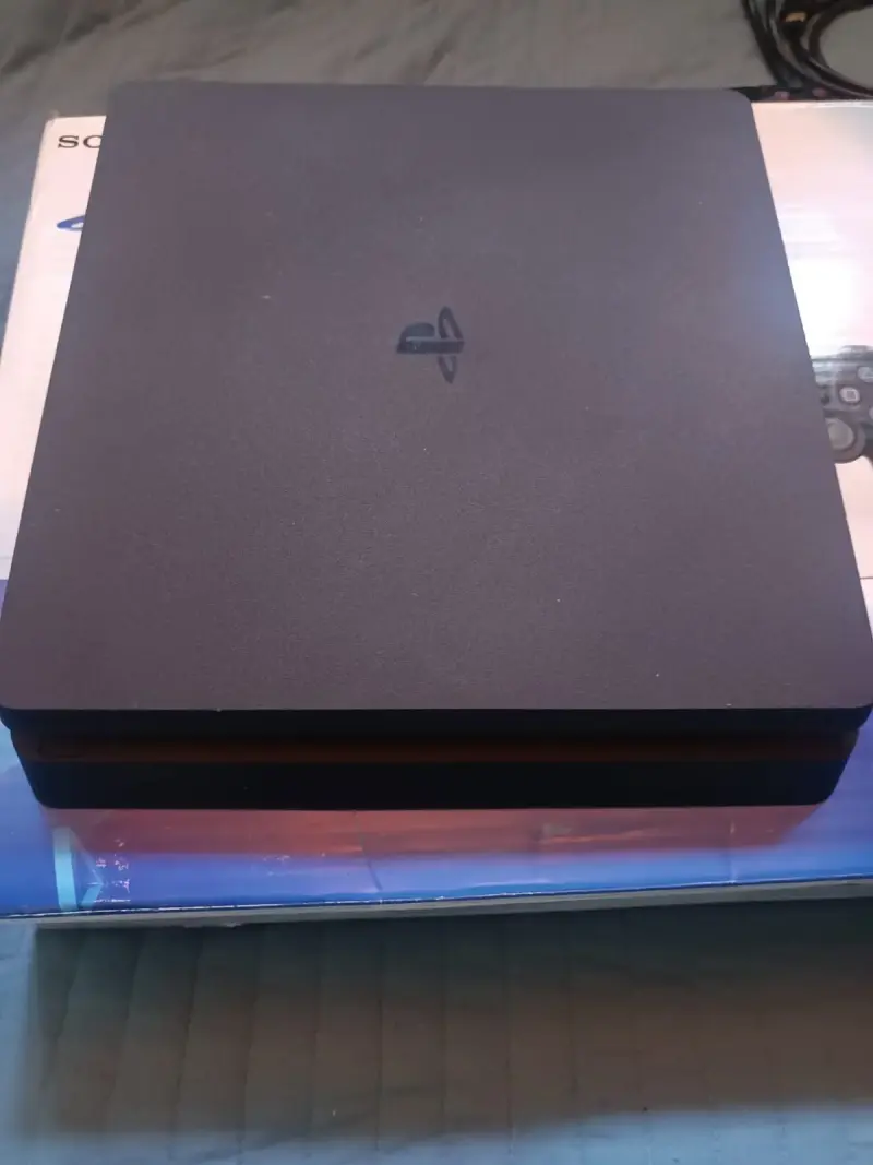 Consola PlayStation 4 con tres controles - 2