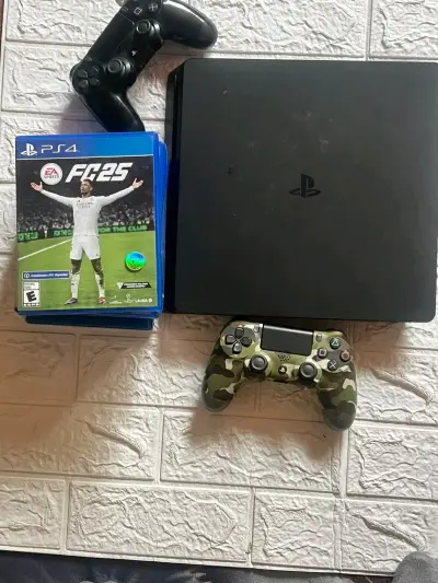 Consola PS4 con dos controles y juego FC 25 - miniatura 1