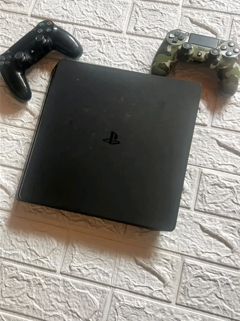 Consola PS4 con dos controles y juego FC 25 - 2