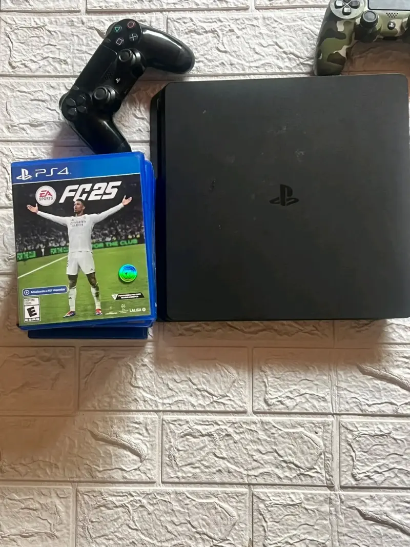 Consola PS4 con dos controles y juego FC 25 - 5