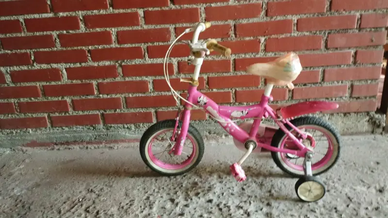 Bicicleta infantil rosada con rueditas - 1