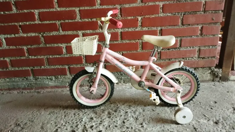 Bicicleta infantil rosada con rueditas - 2