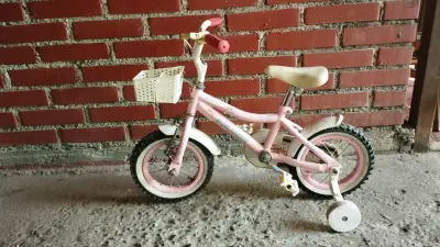 Bicicleta infantil rosada con rueditas - miniatura 2