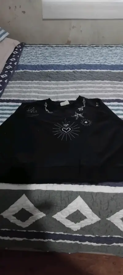 Polera negra con diseño bordado de corazón - miniatura 1