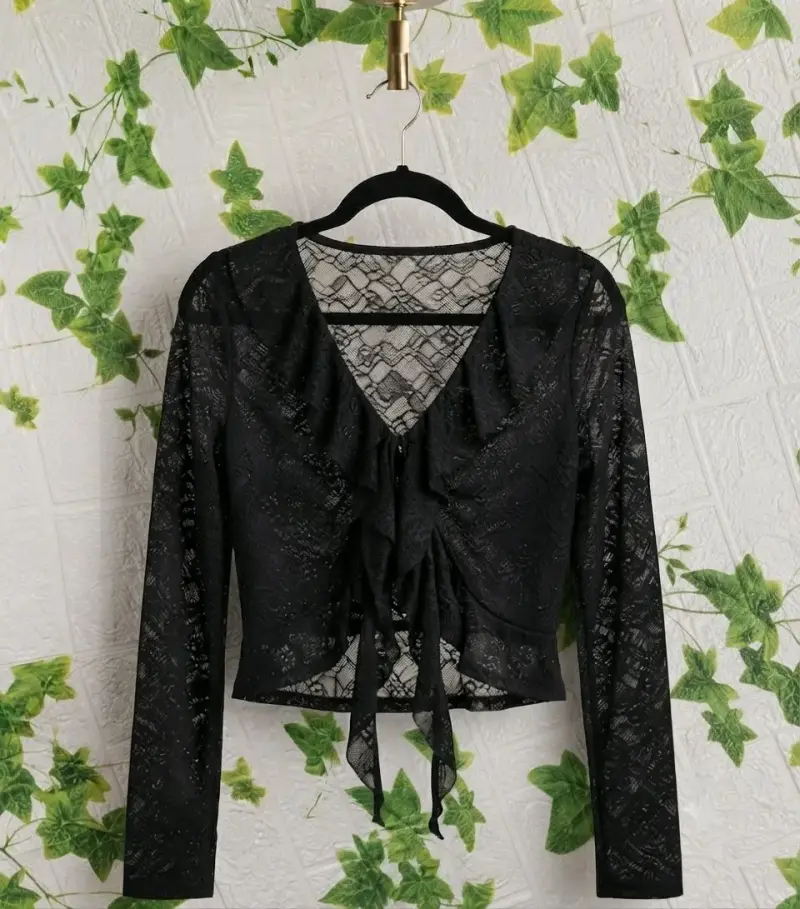 Blusa de encaje negra