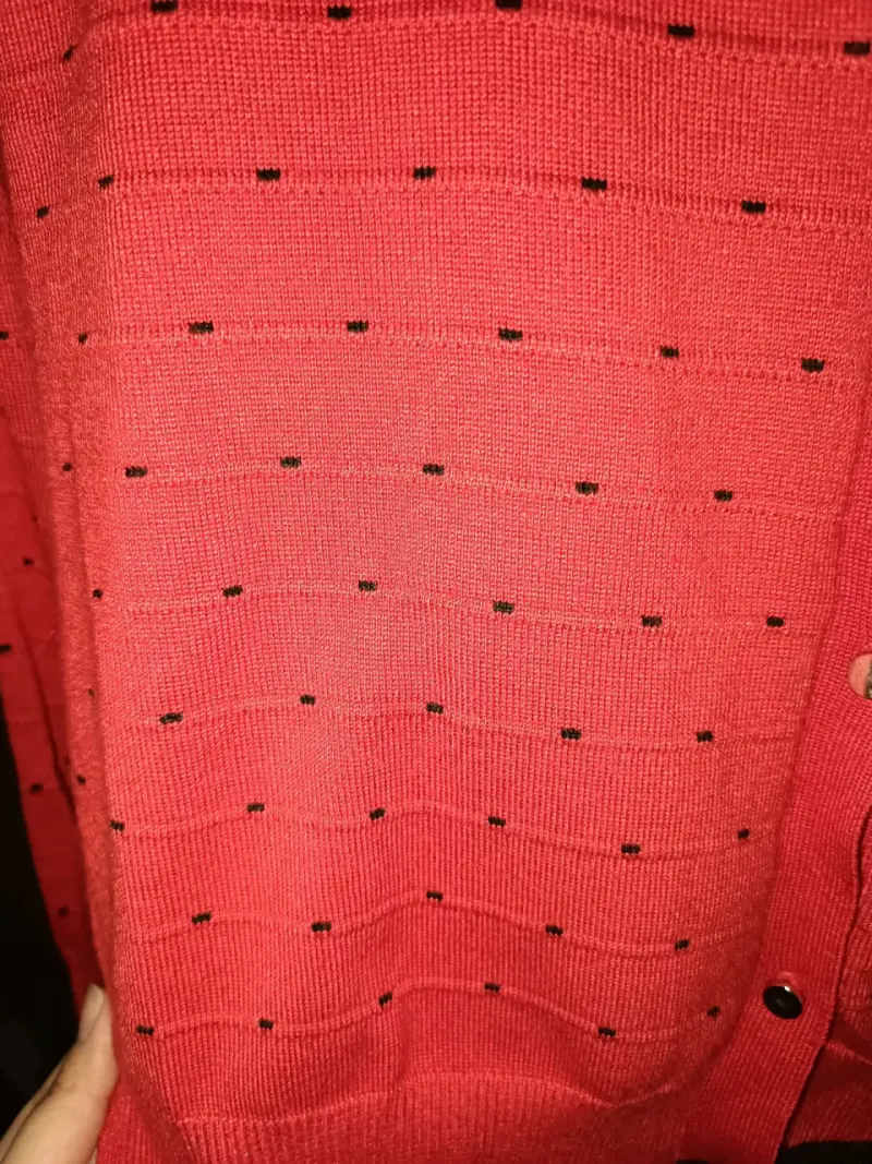 Cardigan rojo de punto con detalles negros - 2