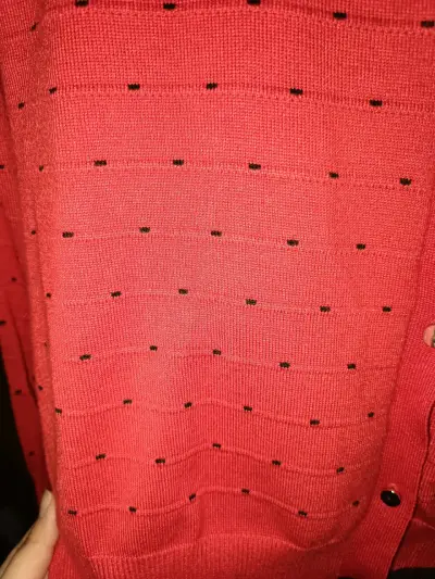 Cardigan rojo de punto con detalles negros - miniatura 2