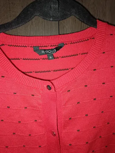 Cardigan rojo de punto con detalles negros - miniatura 3