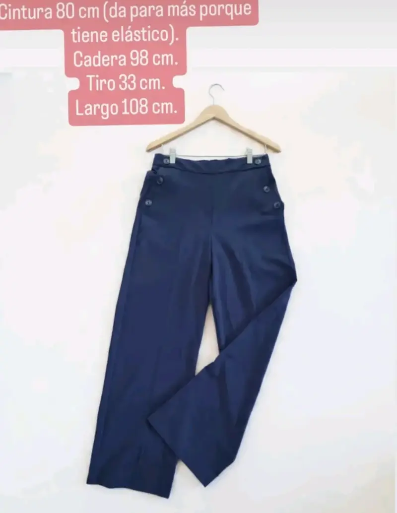 Pantalones azul marino con botones decorativos