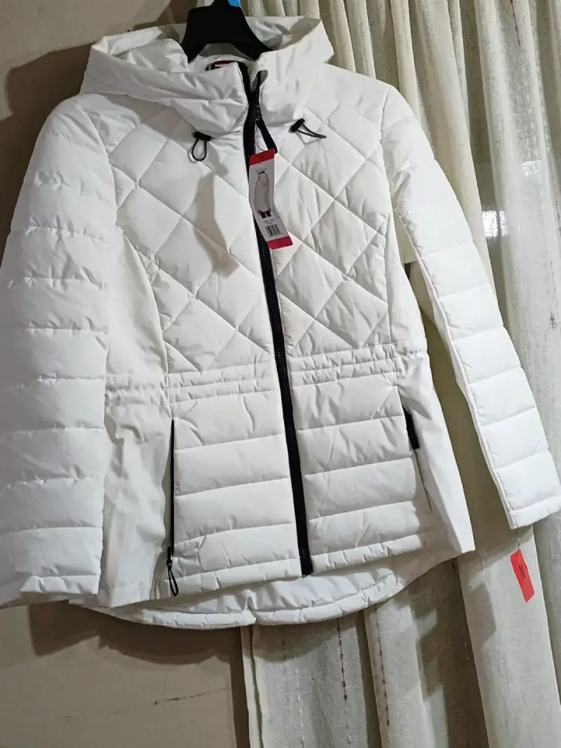 Chaqueta acolchada blanca para mujer con capucha