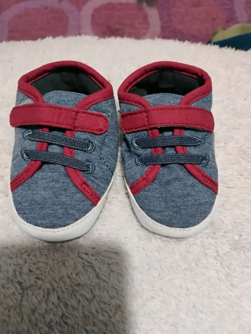 Zapatillas de bebé azul y rojo con velcro