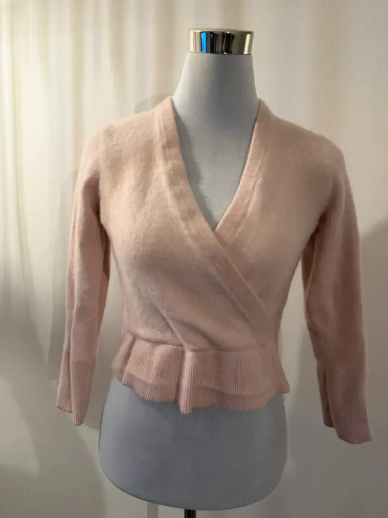 Suéter cruzado cashmere color rosa - 1