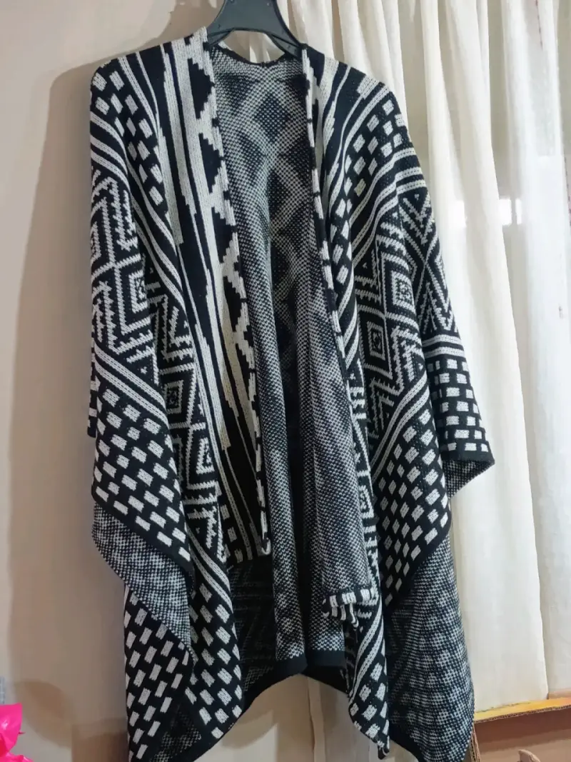 Poncho tejido con diseño étnico en blanco y negro