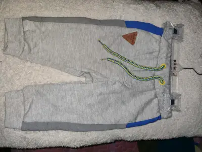 Pantalón de bebé gris con detalles azules - miniatura 1