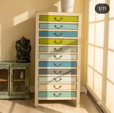 Cómoda vintage de madera con cajones coloridos - miniatura 1