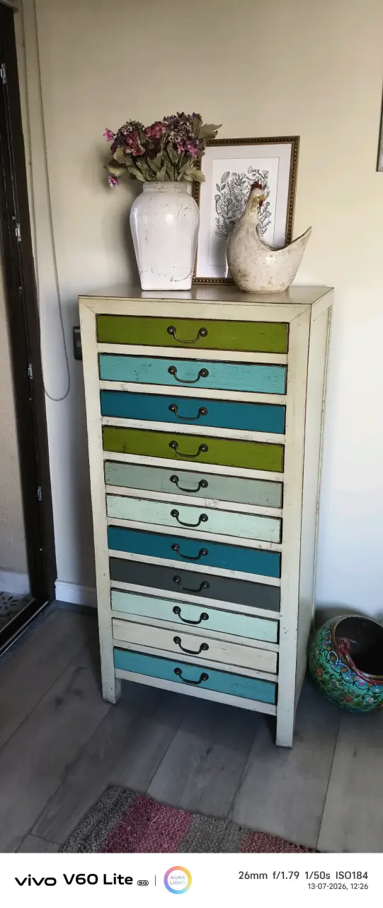 Cómoda vintage de madera con cajones coloridos - 2