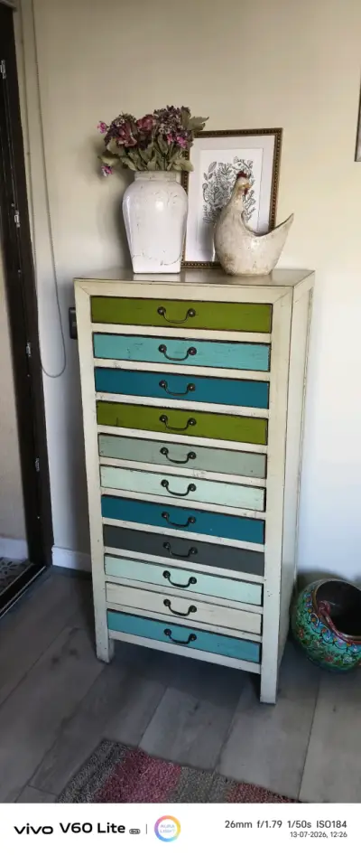 Cómoda vintage de madera con cajones coloridos - miniatura 2