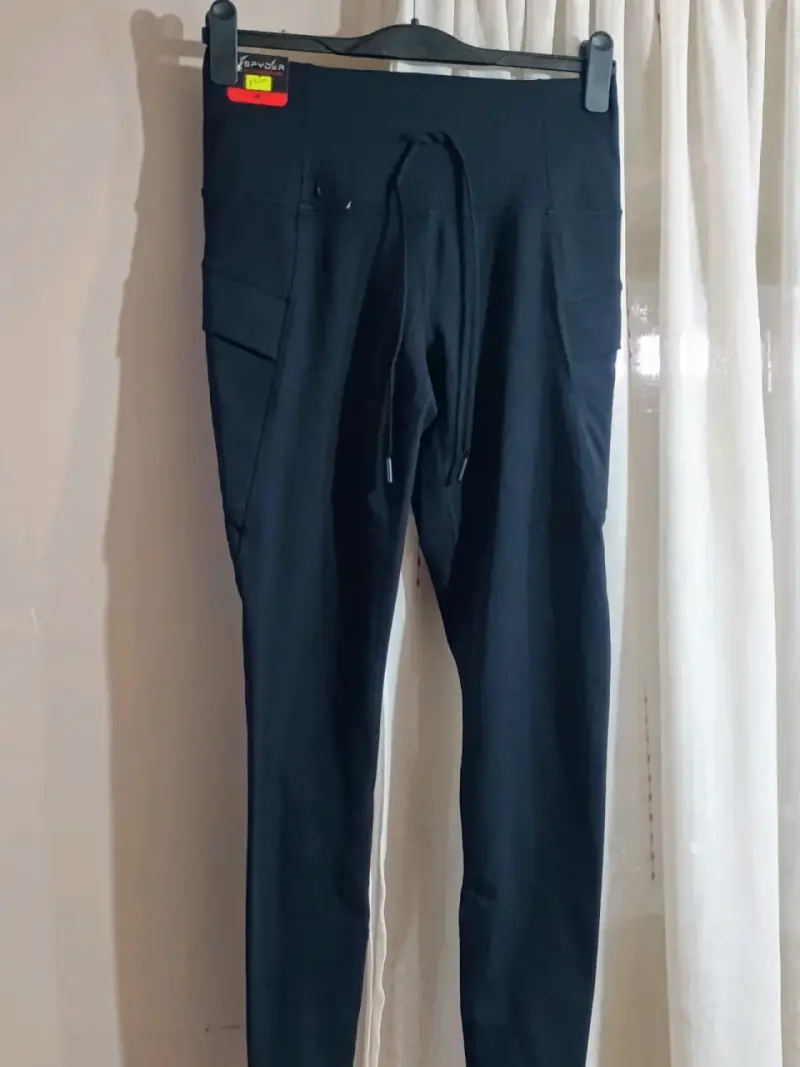 Pantalones deportivos negros con bolsillos
