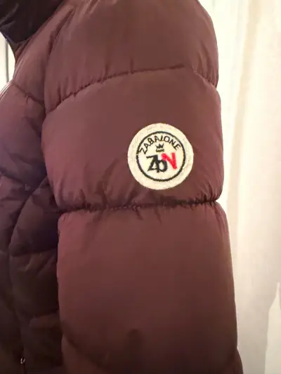 Chaqueta acolchada burdeos para invierno - miniatura 3