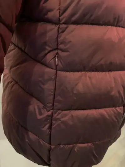 Chaqueta acolchada burdeos para invierno - miniatura 4