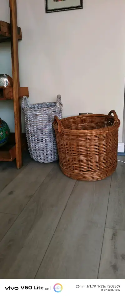 Canasto de mimbre marrón decorativo - miniatura 1