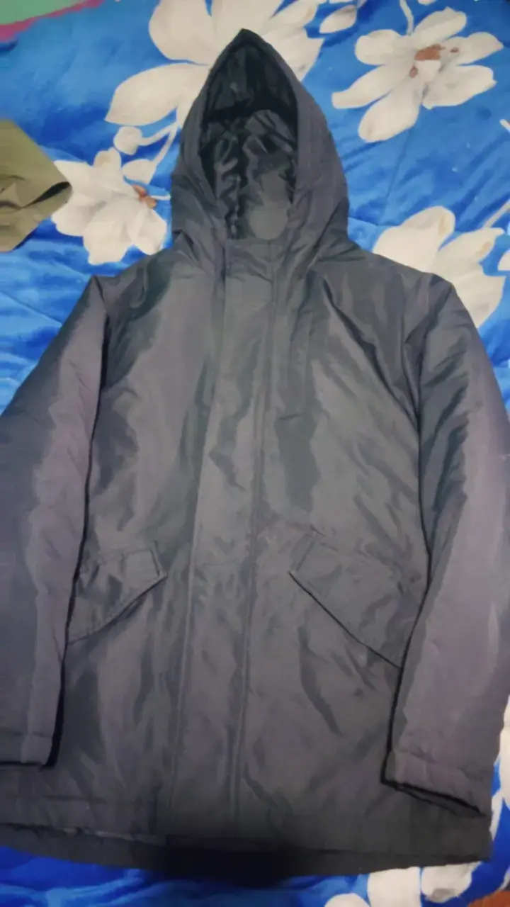Parka azul oscuro con capucha para invierno