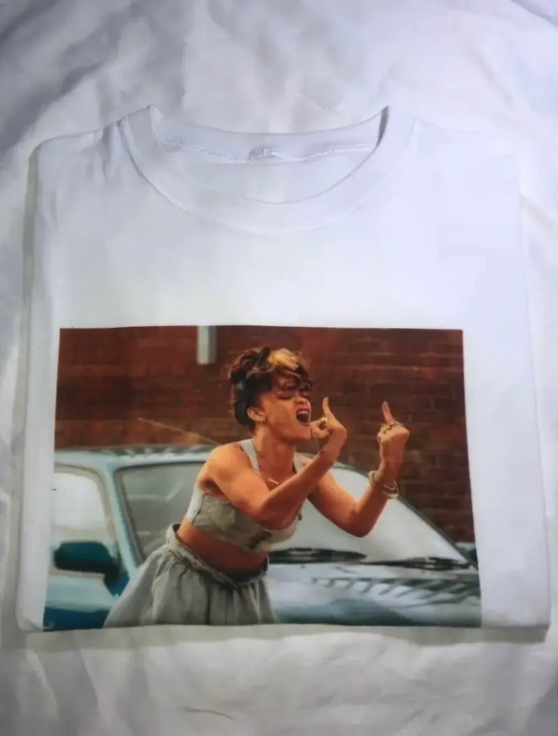 Polera blanca con estampado Rihanna de mujer