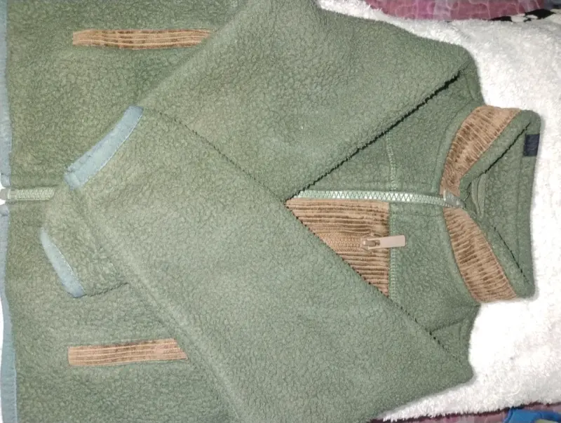 Chaqueta polar verde con cierre y detalles marrone - 1