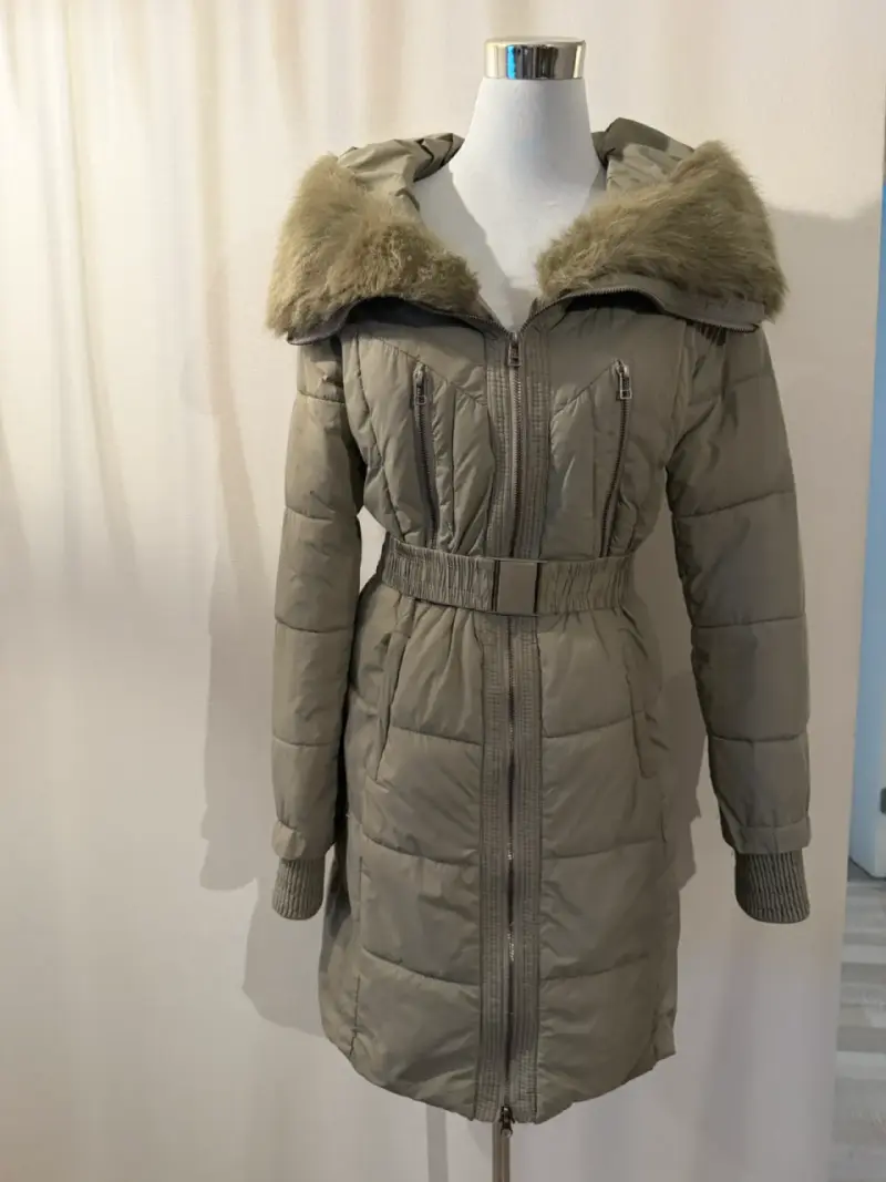 Parka larga acolchado con capucha y cinturón - 1